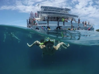 Um Dia em Búzios com Passeio de Catamarã e Almoço